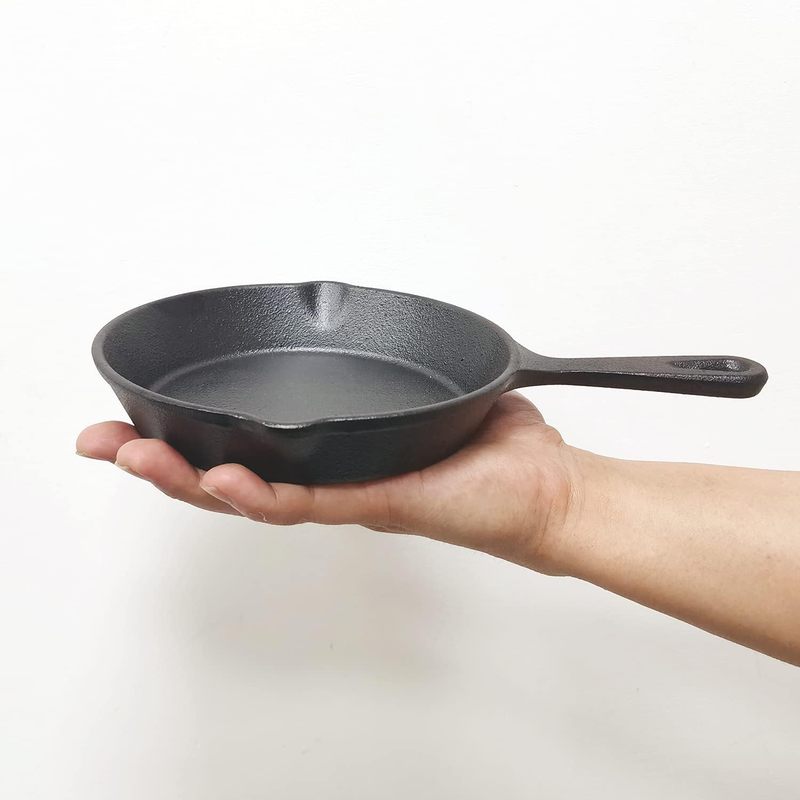 Camping Cooking Frying Pan - 6インチ鋳鉄製スキレット、ドリップスパウト付きフライパン、プレシーズニング済みオーブン対応調理器具、キャンプ用、屋内および屋外調理用、HJ